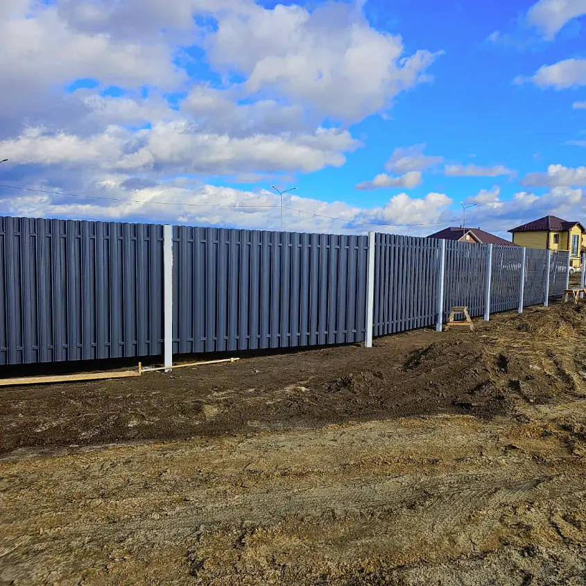 Фото 2 штакетник полукруглый 7024 двусторонний в коттеджном поселке