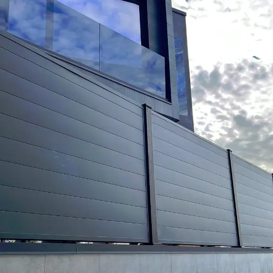 Забор из линеарной панели «Гладкая» RAL7024 МАТТЕ Серый Графит матовый