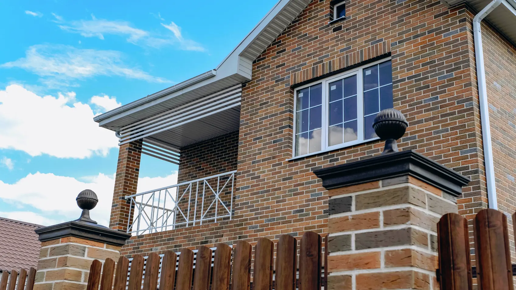 Фото 4 колпак Monblan шар с подфонарником коричневый на столбах забора из штакетника